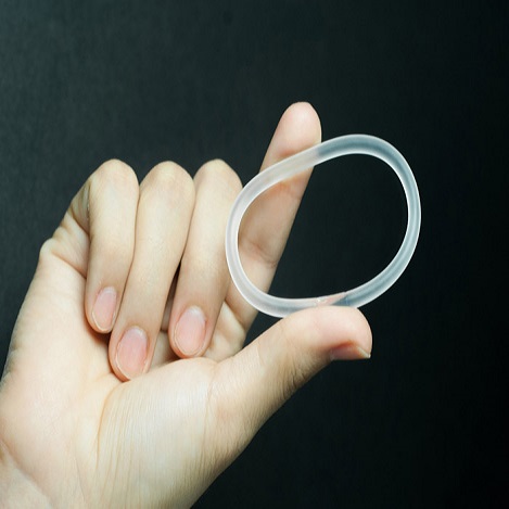 Este aro debe retirarse transcurridas tres semanas y sustituido por uno nuevo una vez que pase la menstruación. Garantiza un nivel de efectividad de hasta 99% si se usa correctamente. 